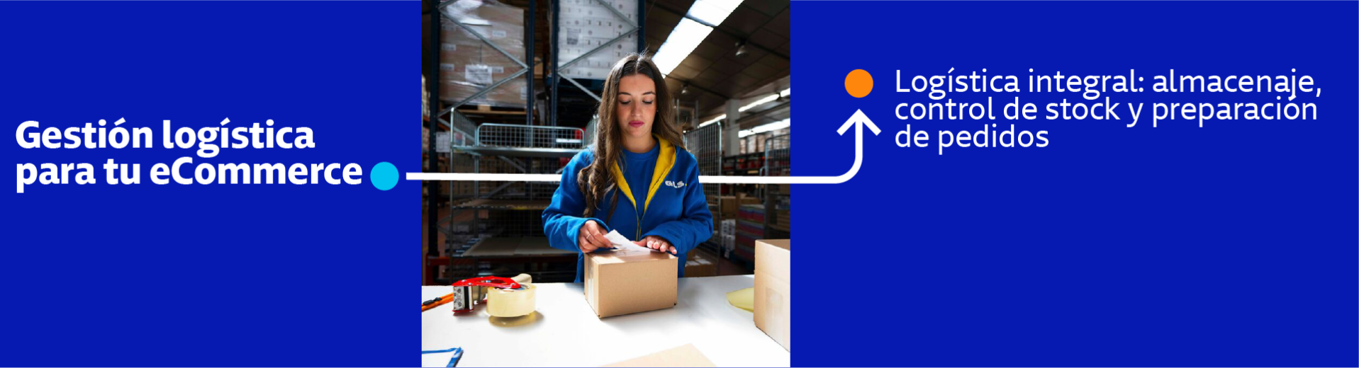 Empleada de GLS preparando un pedido en almacén logístico para eCommerce, gestionando embalaje, control de stock y preparación de envíos en servicio de logística integral.