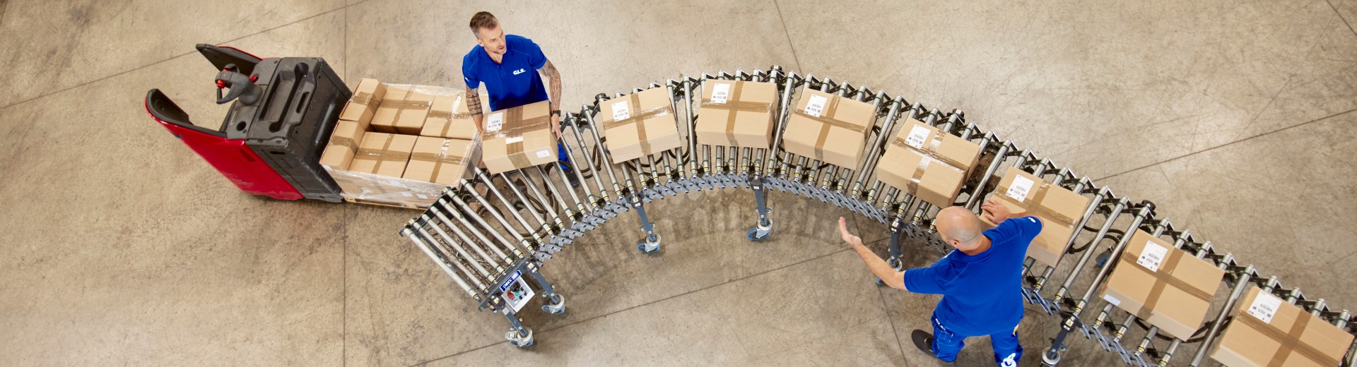 Curier GLS pe bicicletă electrică în parc