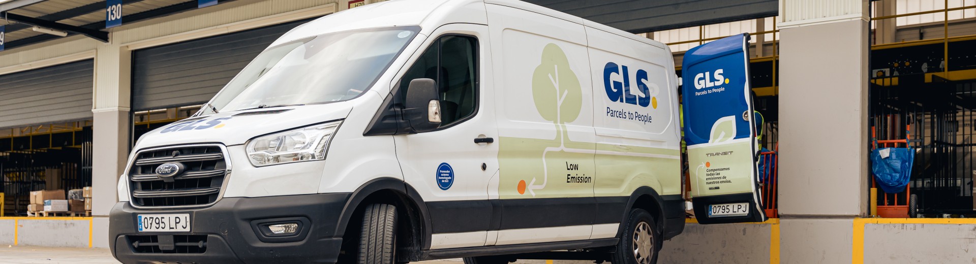 Mașină GLS pe drum